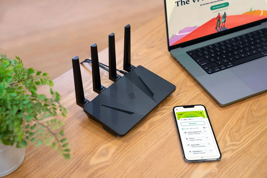 ExpressVPN Aircove-router in een woonomgeving, uit het officiële persmateriaal